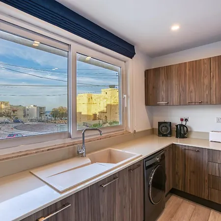 Beautiful 3br Designer With Wifi, Ac And Balcony *