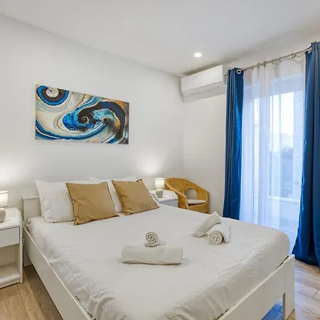 Beautiful 3br Designer With Wifi, Ac And Balcony شقة *