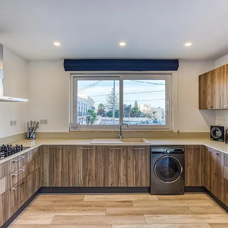 Beautiful 3br Designer With Wifi, Ac And Balcony شقة *