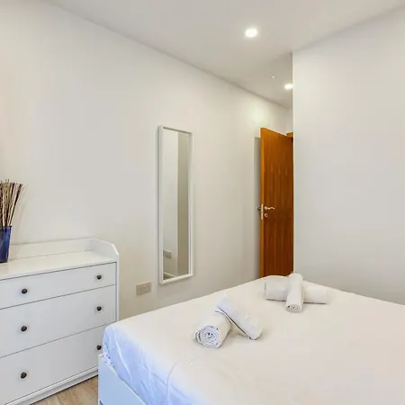 Beautiful 3br Designer With Wifi, Ac And Balcony شقة مارساسكالا