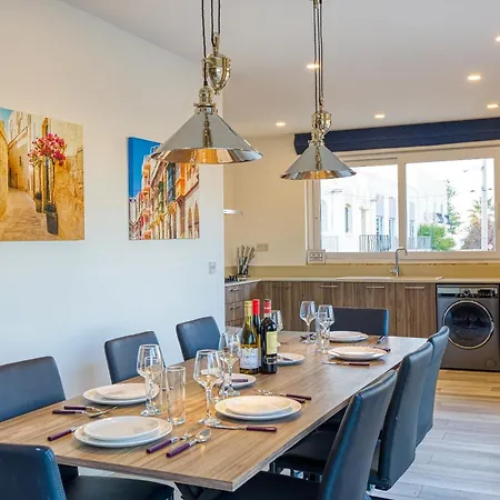 Beautiful 3br Designer With Wifi, Ac And Balcony