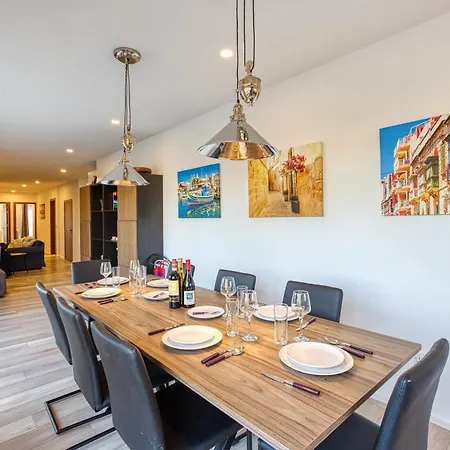 شقة Beautiful 3br Designer With Wifi, Ac And Balcony *