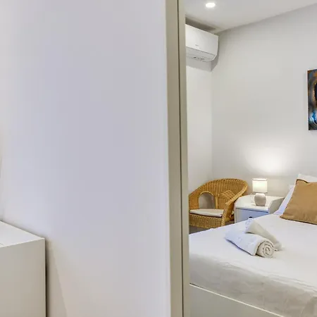 Apartment Beautiful 3br Designer With Wifi, Ac And Balcony *