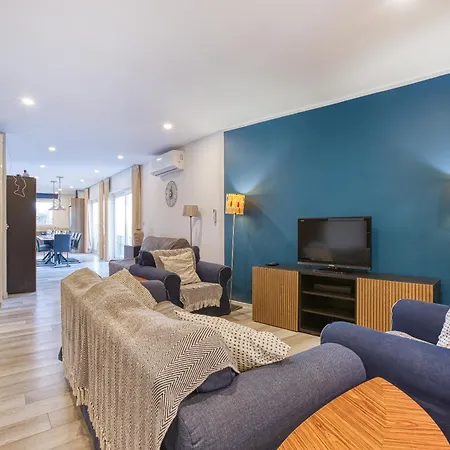 Apartment Beautiful 3br Designer With Wifi, Ac And Balcony