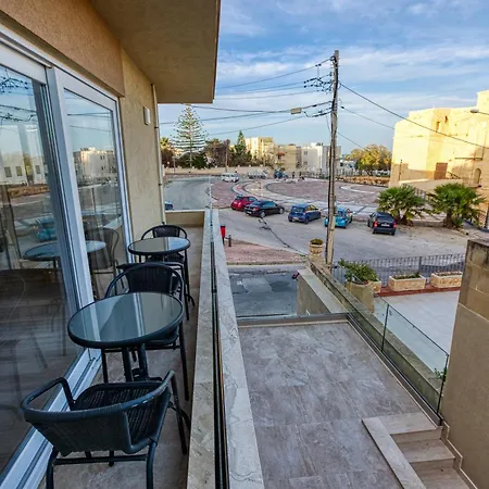 Apartment Beautiful 3br Designer With Wifi, Ac And Balcony