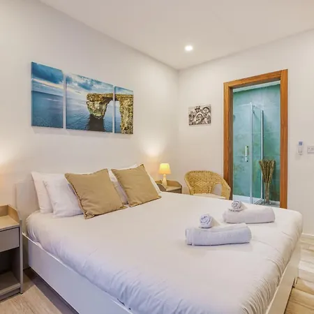 Apartment Beautiful 3br Designer With Wifi, Ac And Balcony