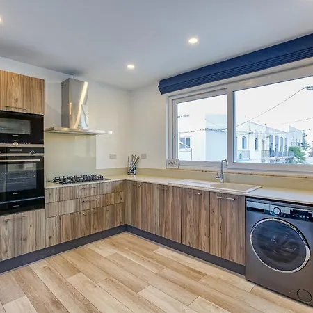 Beautiful 3br Designer With Wifi, Ac And Balcony Apartment