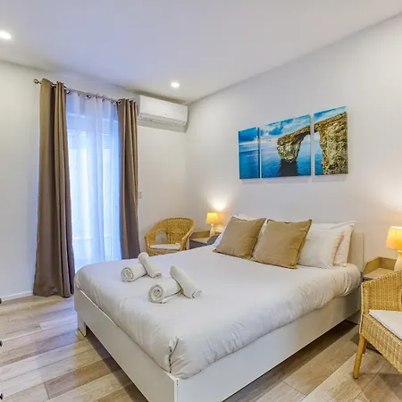 Beautiful 3br Designer With Wifi, Ac And Balcony Apartment *