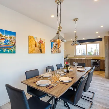 Beautiful 3br Designer With Wifi, Ac And Balcony Apartment *