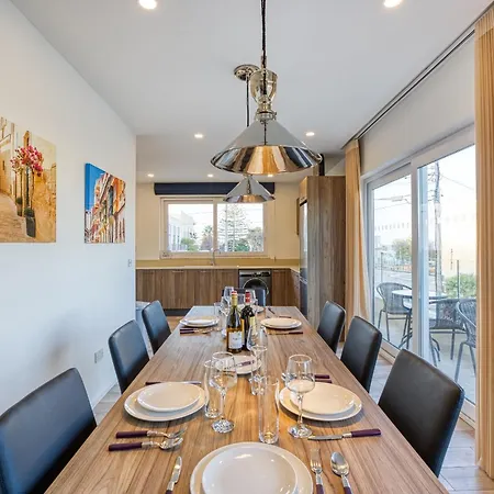 Beautiful 3br Designer With Wifi, Ac And Balcony