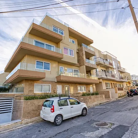 Beautiful 3br Designer With Wifi, Ac And Balcony Apartment