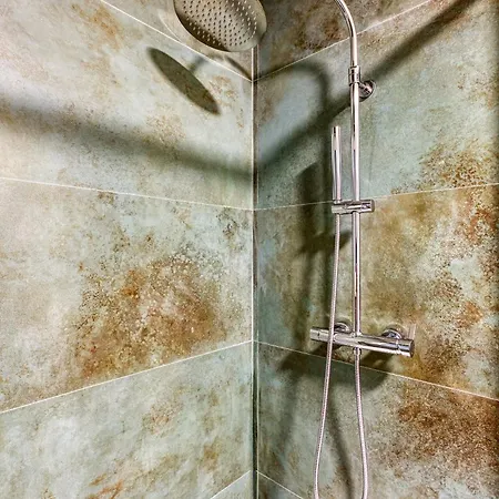 Beautiful 3br Designer With Wifi, Ac And Balcony Apartment