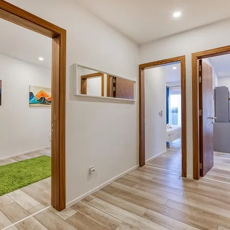 Beautiful 3br Designer With Wifi, Ac And Balcony Apartment *