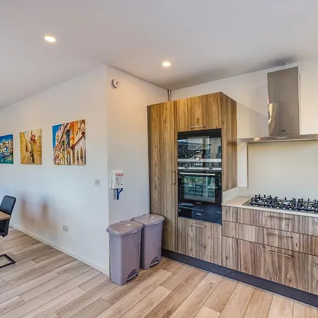 Apartment Beautiful 3br Designer With Wifi, Ac And Balcony *