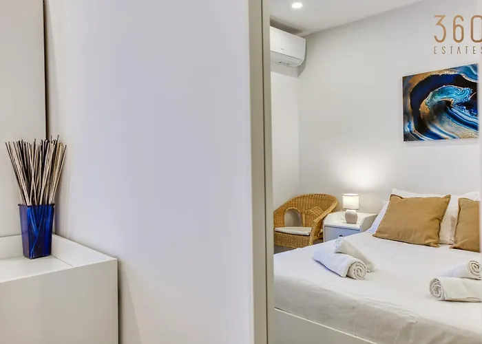 Apartment Beautiful 3br Designer With Wifi, Ac And Balcony *