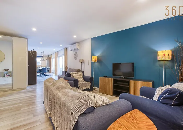 Apartment Beautiful 3br Designer With Wifi, Ac And Balcony