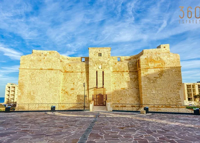 Apartment Beautiful 3br Designer With Wifi, Ac And Balcony