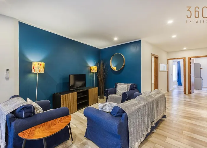 Apartment Beautiful 3br Designer With Wifi, Ac And Balcony