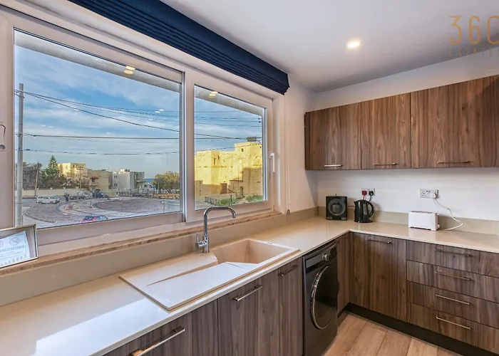 Beautiful 3br Designer With Wifi, Ac And Balcony *