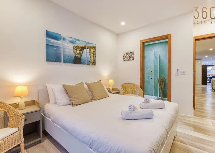 Apartment Beautiful 3br Designer With Wifi, Ac And Balcony