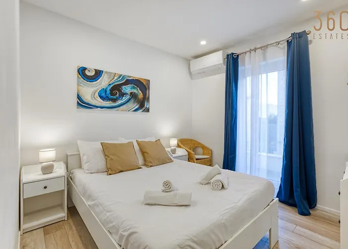 Beautiful 3br Designer With Wifi, Ac And Balcony Apartment *