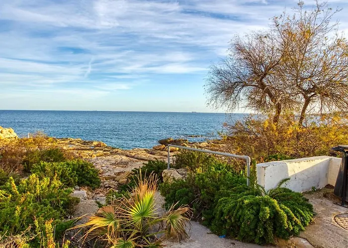 Beautiful 3br Designer With Wifi, Ac And Balcony Apartment *