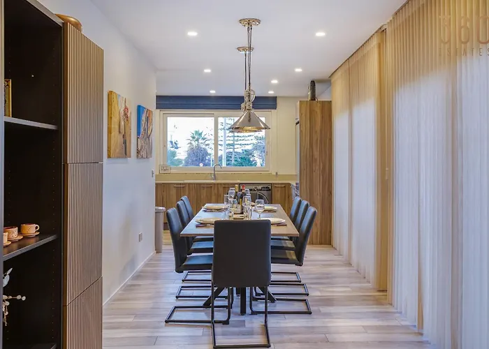 Apartment Beautiful 3br Designer With Wifi, Ac And Balcony