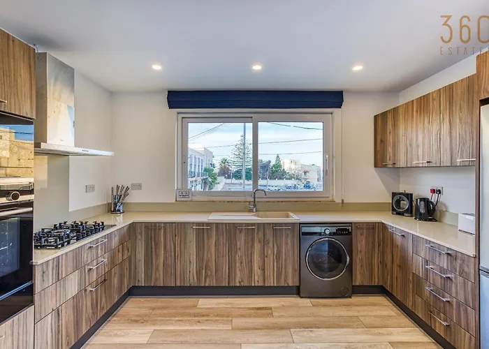 Beautiful 3br Designer With Wifi, Ac And Balcony Apartment *