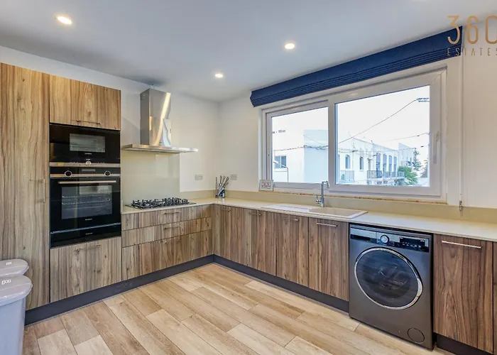 Beautiful 3br Designer With Wifi, Ac And Balcony Apartment