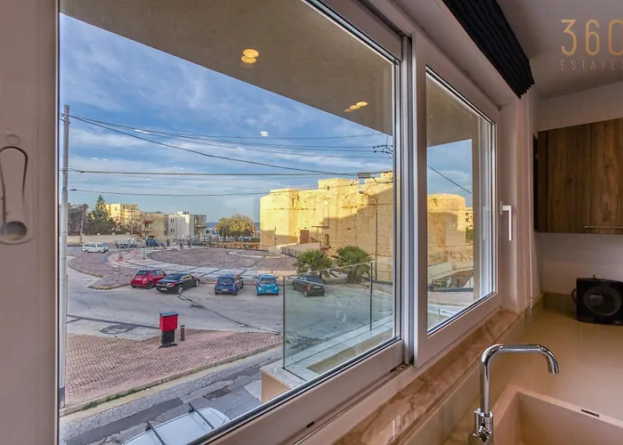 Beautiful 3br Designer With Wifi, Ac And Balcony *