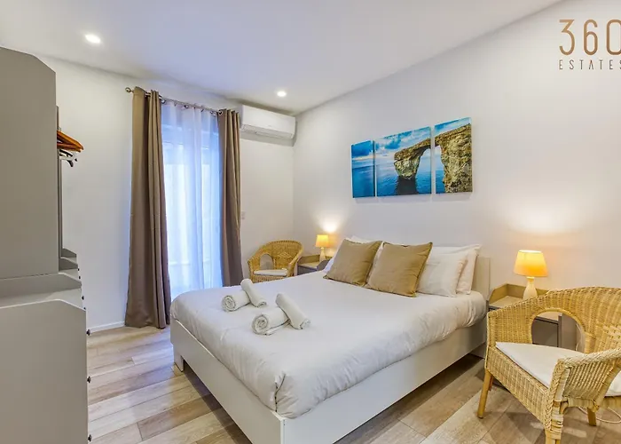 Beautiful 3br Designer With Wifi, Ac And Balcony Apartment *