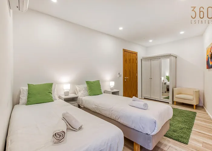 Apartment Beautiful 3br Designer With Wifi, Ac And Balcony *