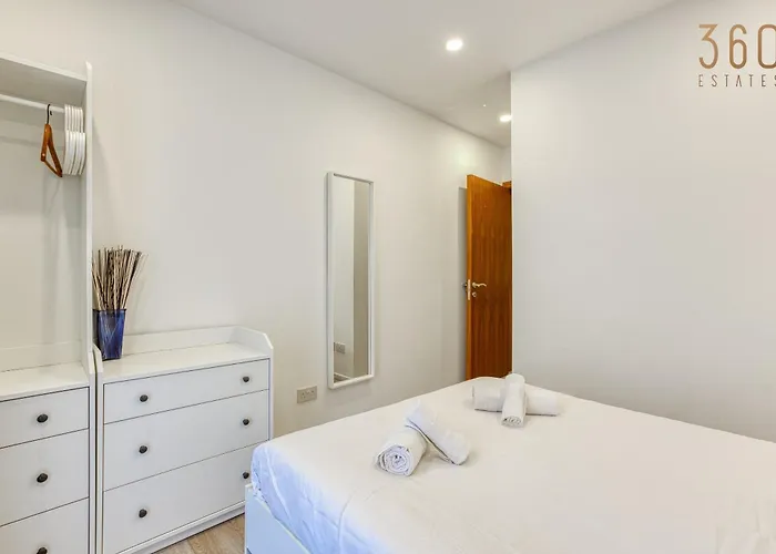 Beautiful 3br Designer With Wifi, Ac And Balcony Apartment Marsaskala