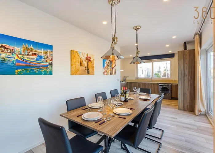 Beautiful 3br Designer With Wifi, Ac And Balcony Apartment *