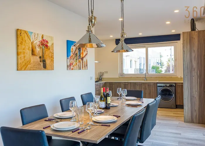 Beautiful 3br Designer With Wifi, Ac And Balcony