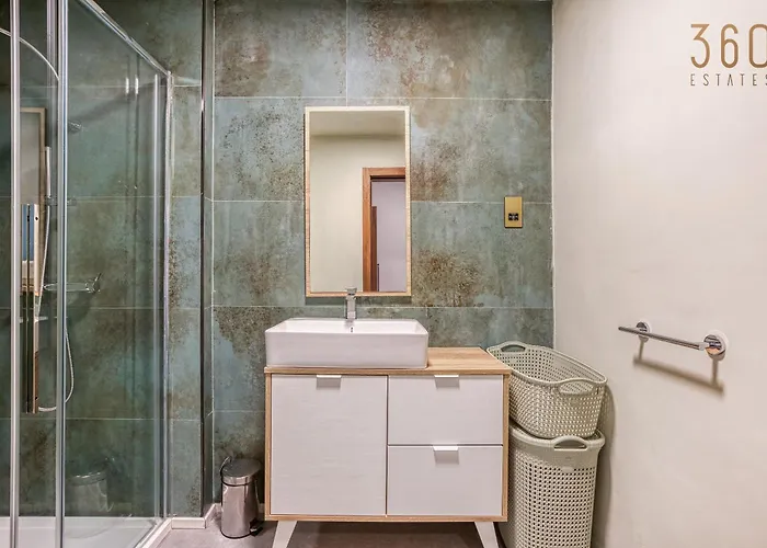 Beautiful 3br Designer With Wifi, Ac And Balcony Apartment