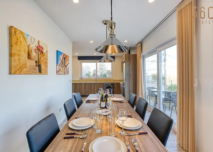 Beautiful 3br Designer With Wifi, Ac And Balcony