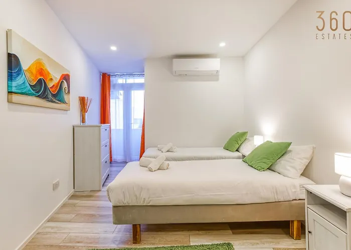 Apartment Beautiful 3br Designer With Wifi, Ac And Balcony