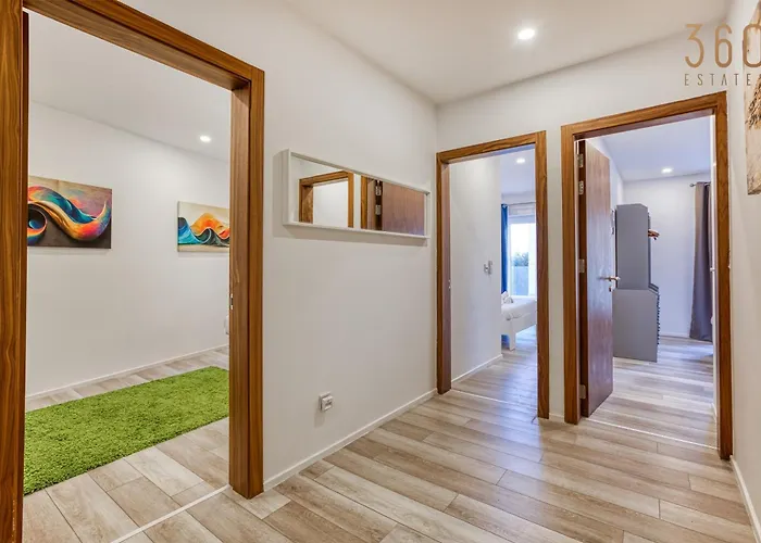 Beautiful 3br Designer With Wifi, Ac And Balcony Apartment *