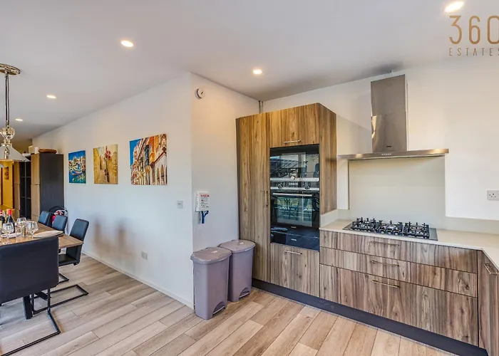 Apartment Beautiful 3br Designer With Wifi, Ac And Balcony *